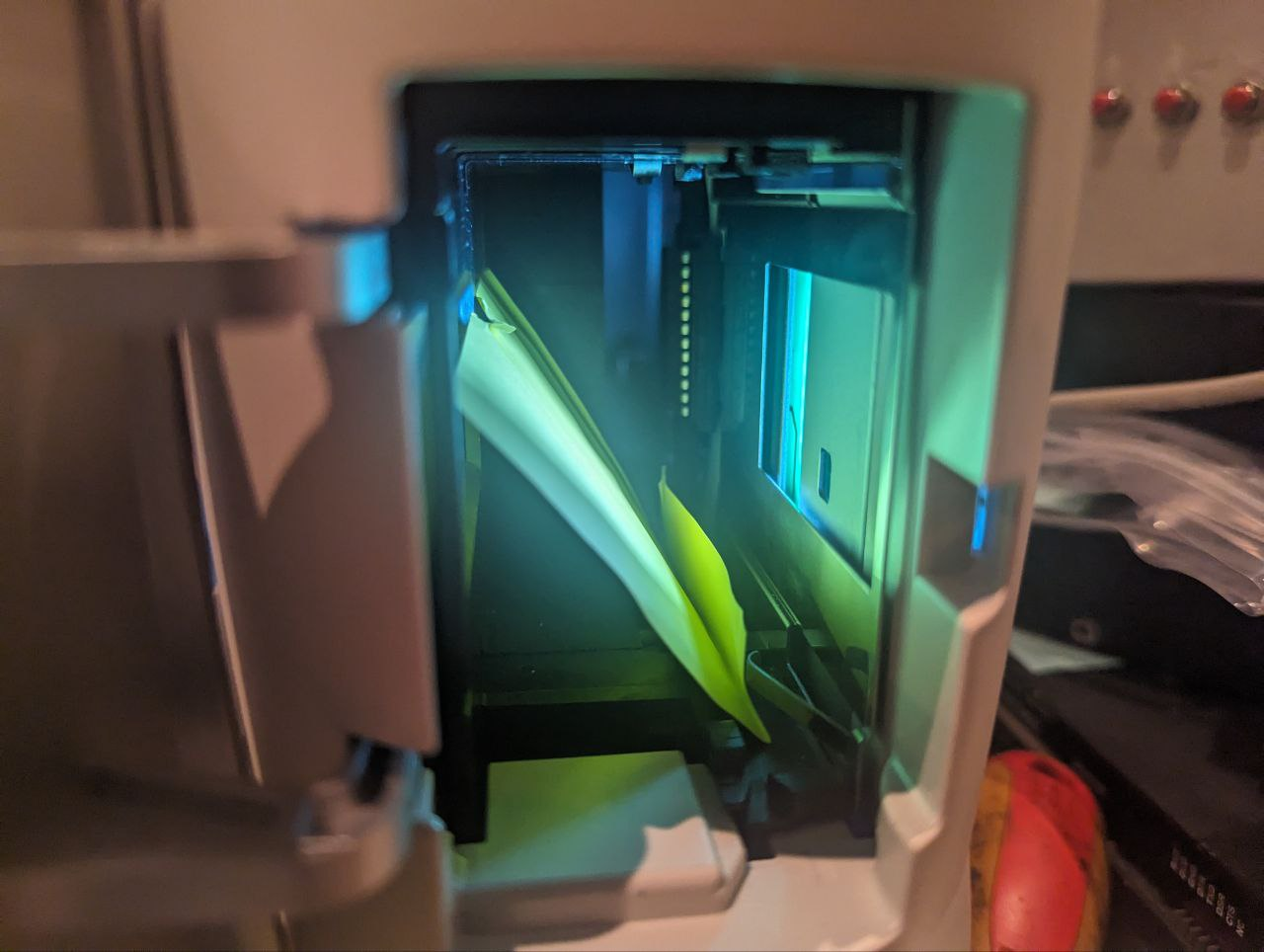 The door of the scanner open with a post-it note where the slide goes in