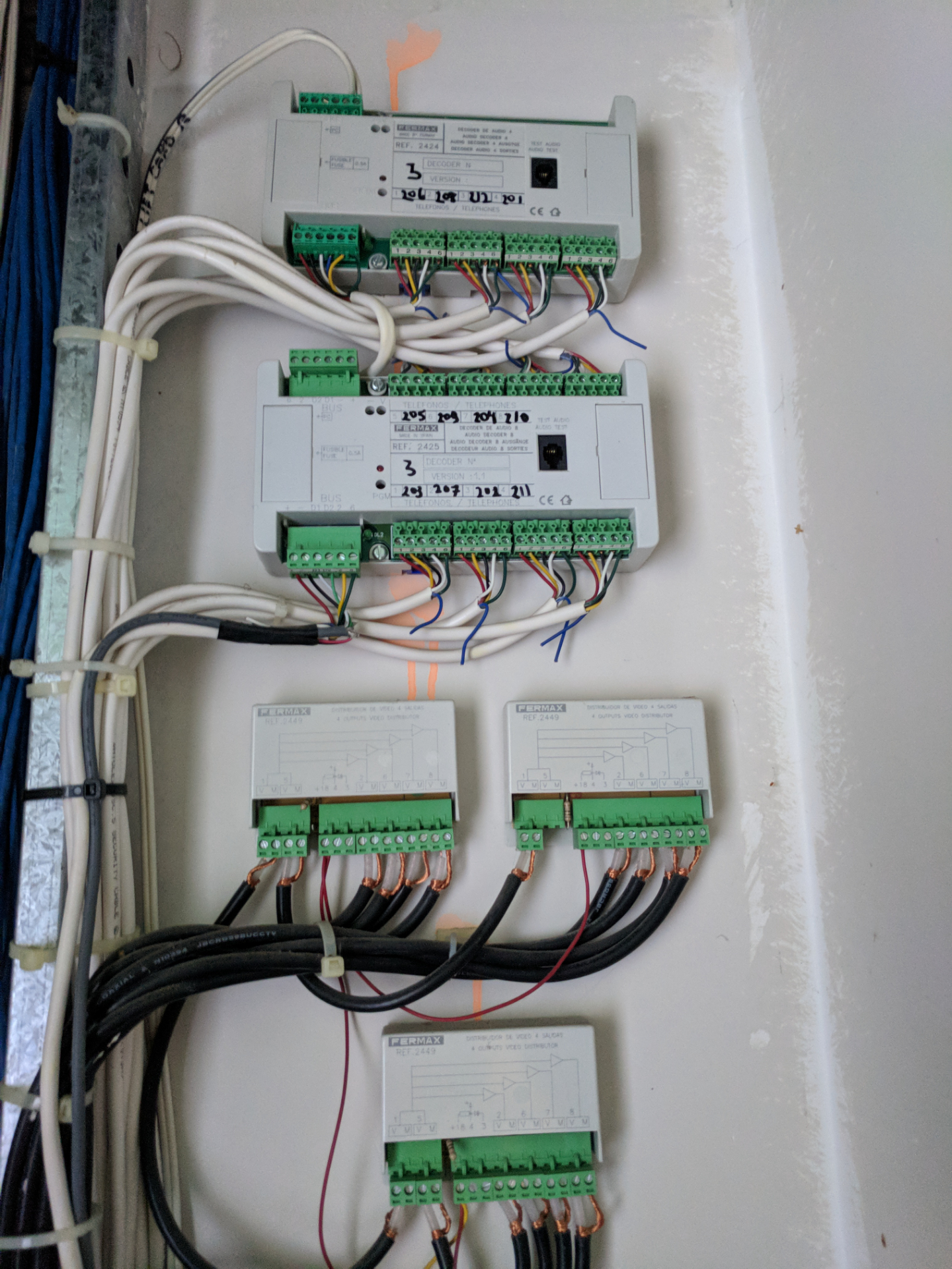 Fermax switching units mounted on the wall for both 4+N and VDS systems