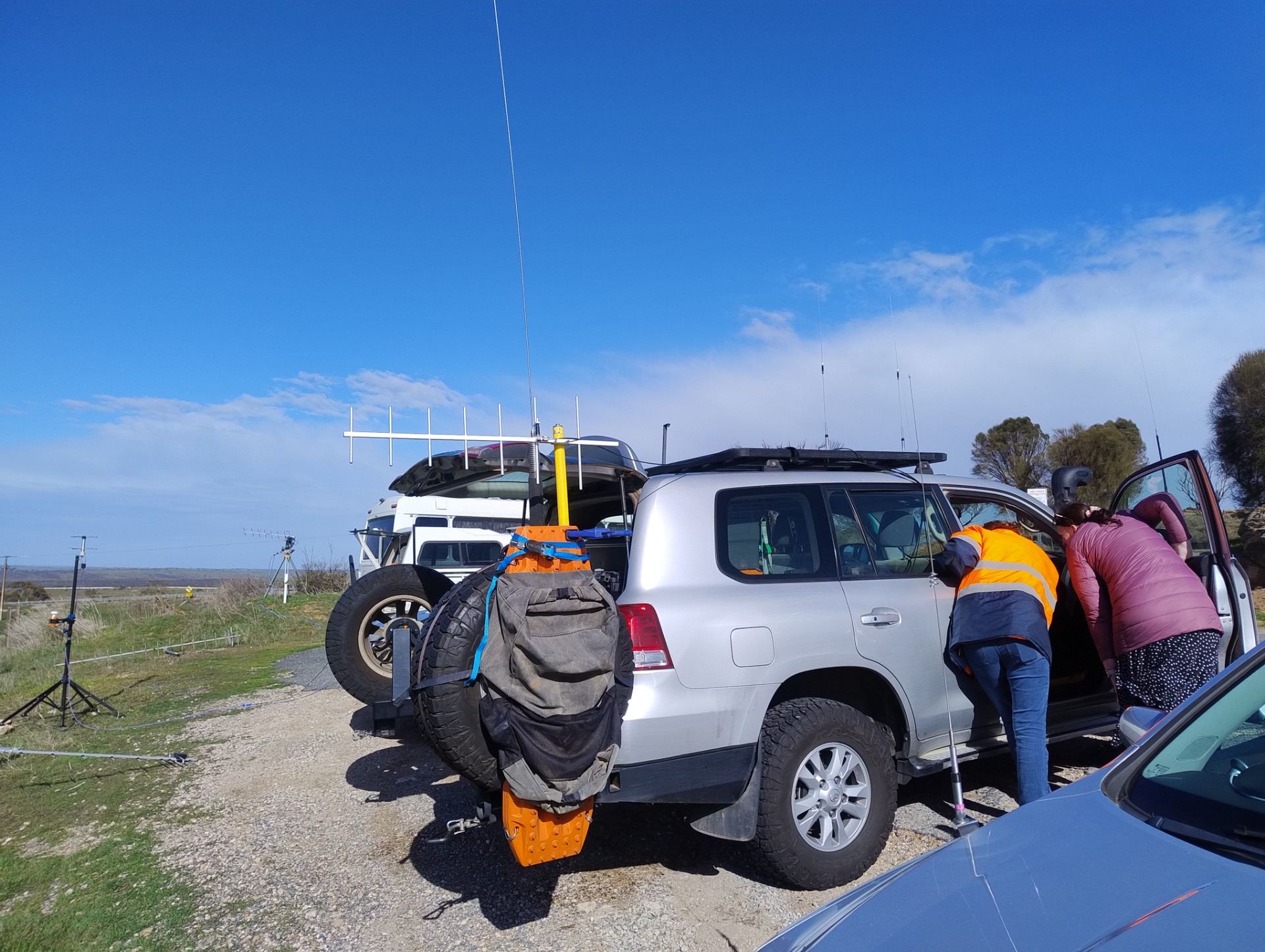 Car parked with yagi antenna mounted to the rear tyre carrier pointing at the payload